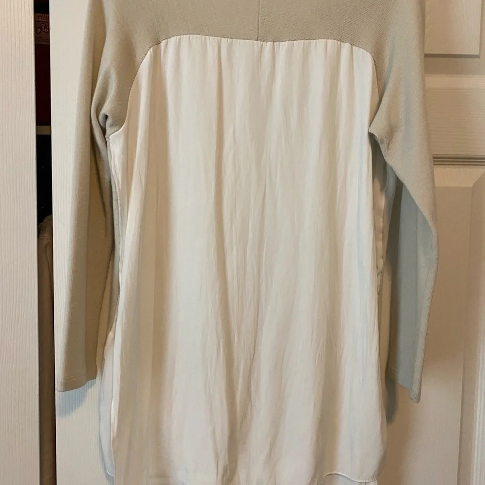 Lola and Sophie sweater top with shirt tail hem. Size M - Picture 2 of 4